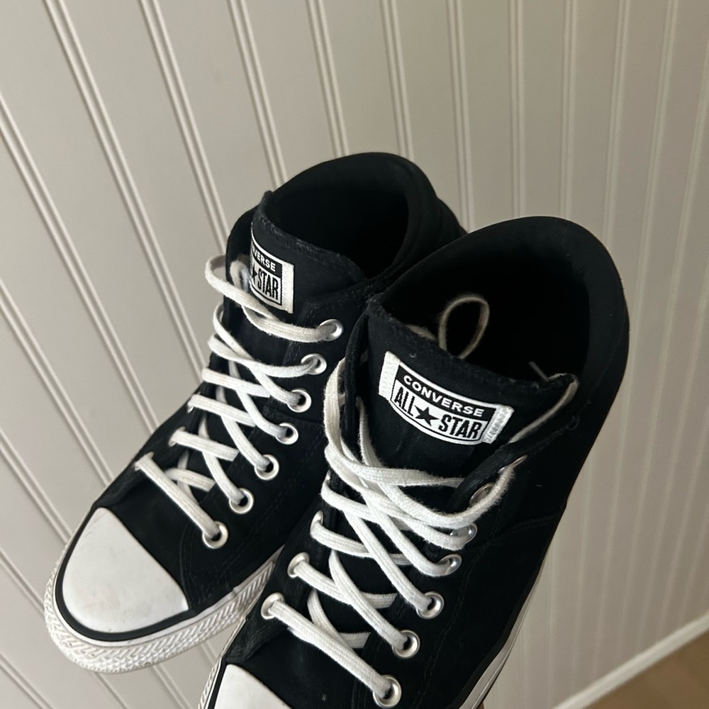 Converse Women’s 9 1/2 Black and White Mid-Top Sneakers - Picture 3 of 8